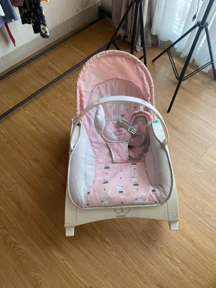 Bouncer bayi perempuan