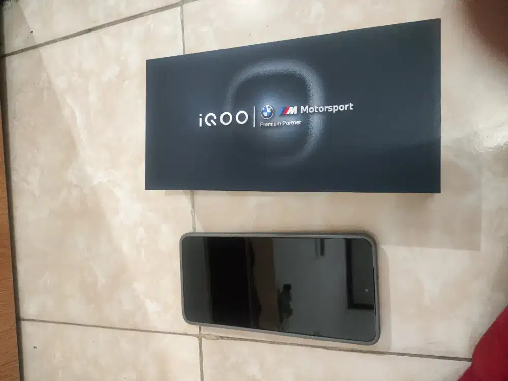 IQ00 13. Ram 12 GB / Internal 256 GB. Fullset.