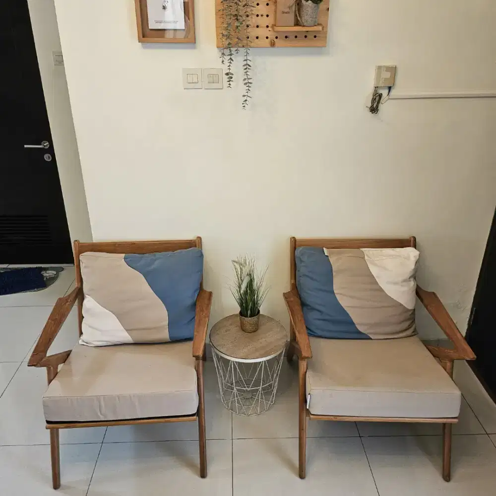 PRELOVED & STYLISH: Set 2 Kursi Kayu Jati Custom, Cuma 2 Jutaan!