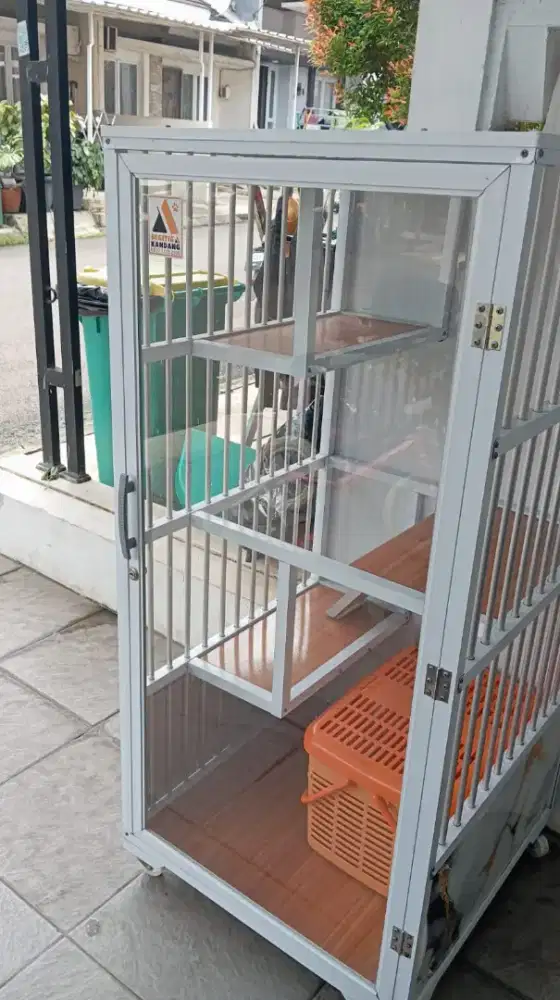 Kandang Kucing Kaca Dengan Lampu