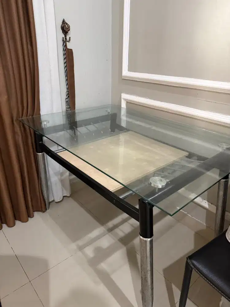 Meja Makan Kaca 120cm