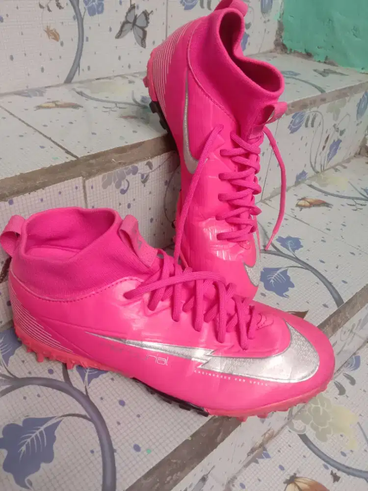 Sepatu olahraga futsal Nike