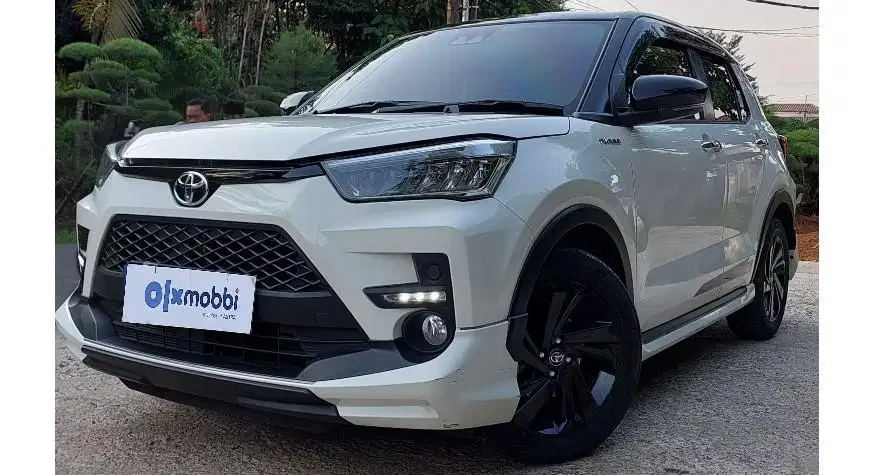 TDP 10JT, Toyota Raize 1.0 GR Sport Two Tone Bensin-AT Hitam 2022