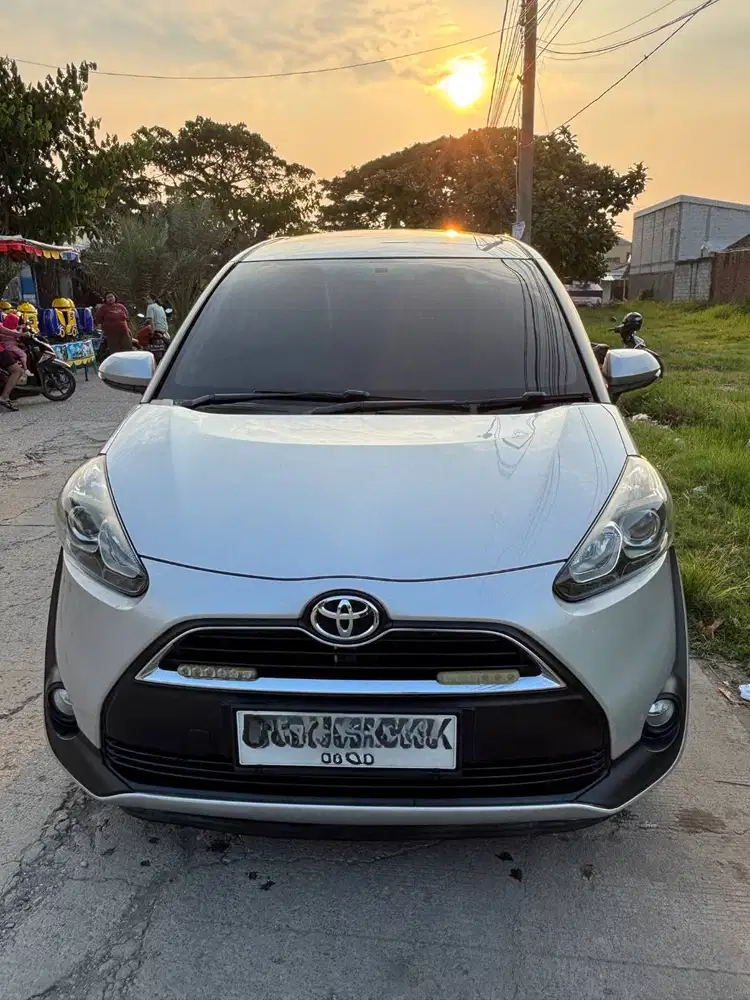 Toyota Sienta V AT 2017 – Silver Metallic (Pribadi, Terawat)