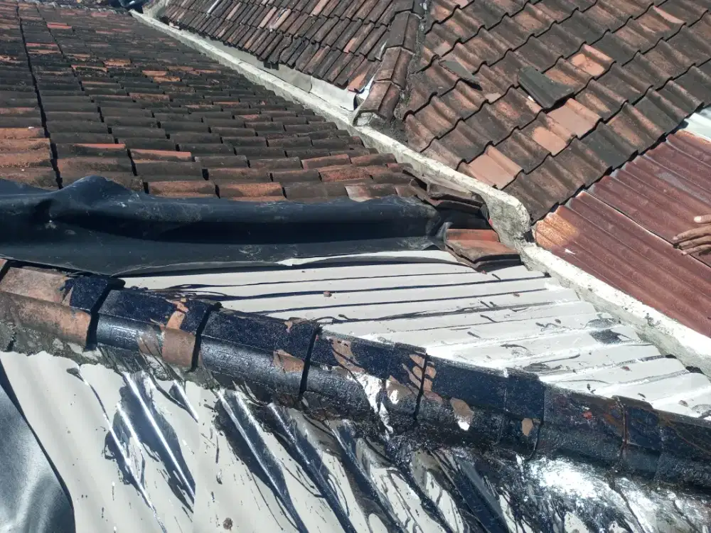 PerBaikaN atap bocor