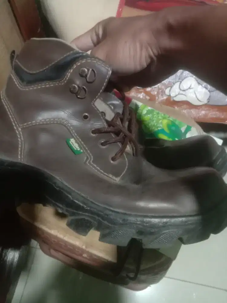 Sepatu safety kickers