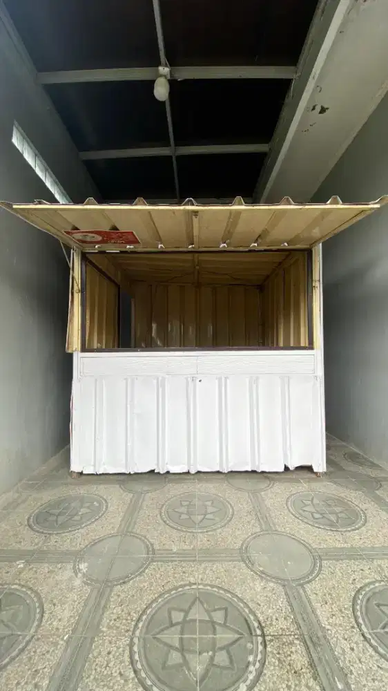 Booth container