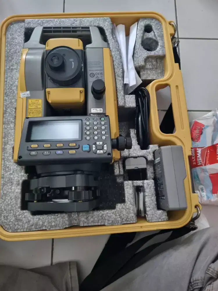 Alat topografi GM 55