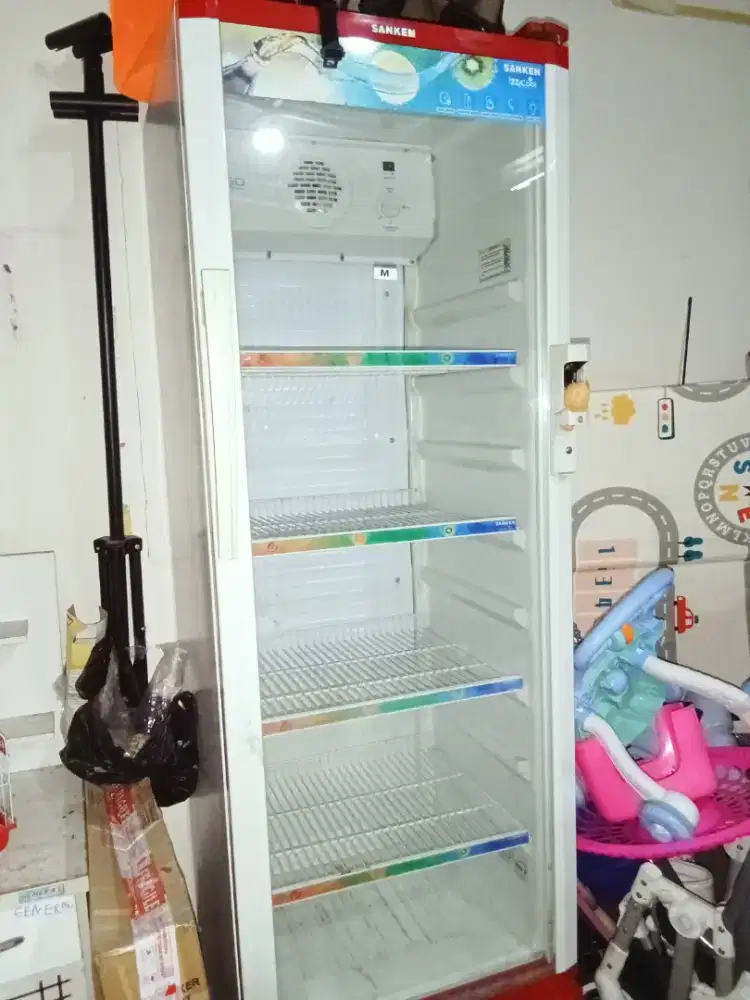 Dijual Murah showcase Minuman Merk Sanken