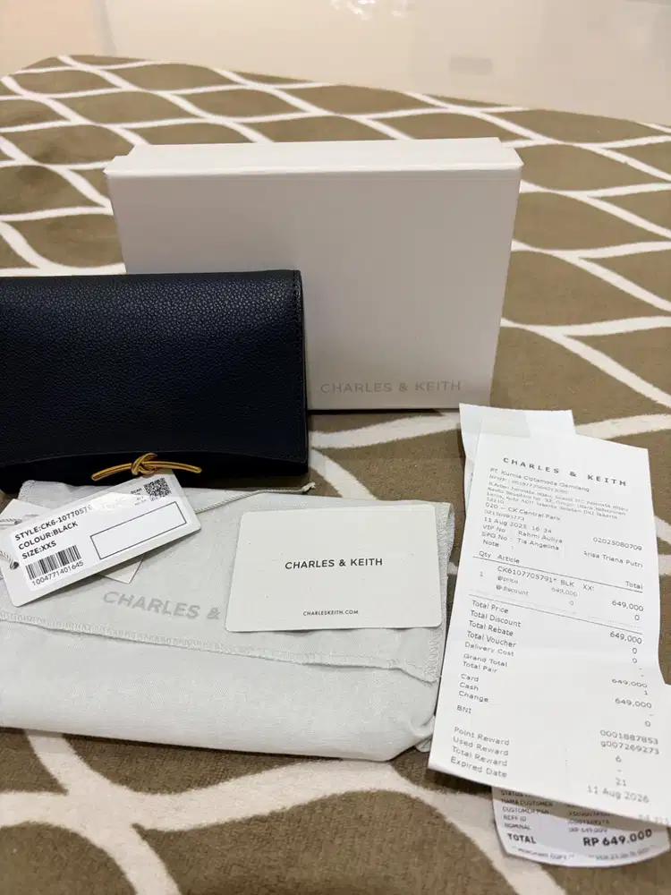Charles n Keith Huxley Wallet in black