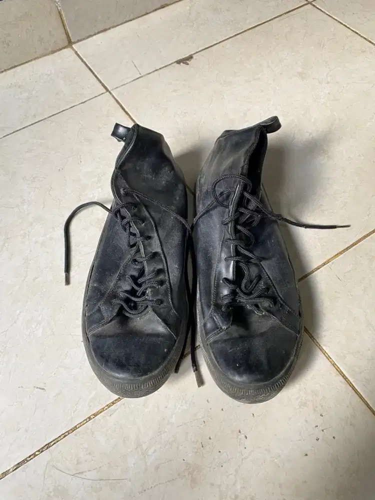 sepatu kulit item