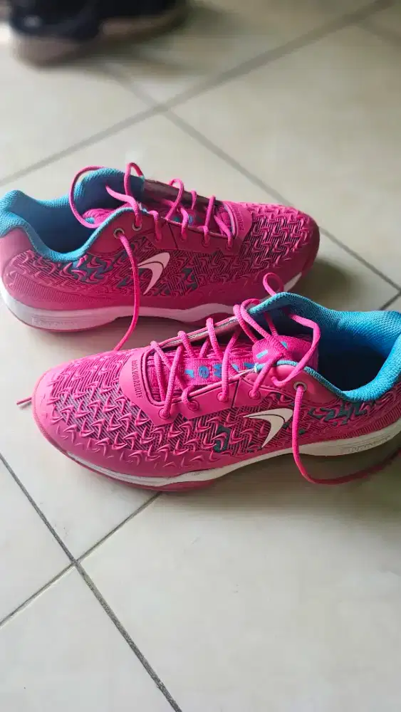 Sepatu badminton flyypower new dieng