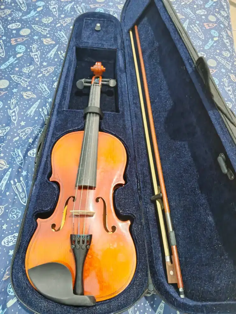 Biola merk GrandE kondisi bagus ( jarang pakai)