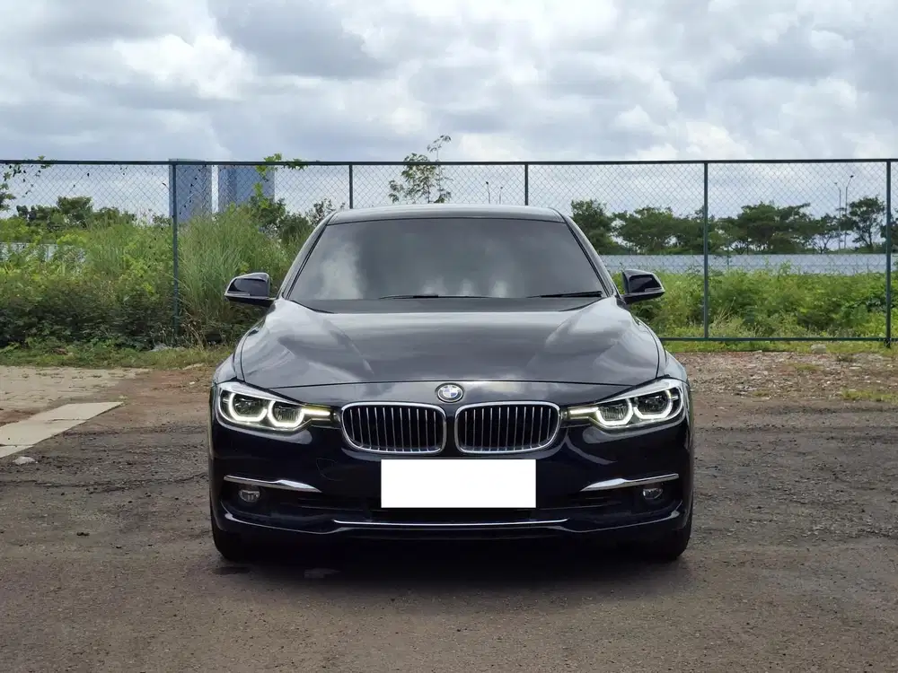 BMW 320i LUXURY AT 2018 Bensin