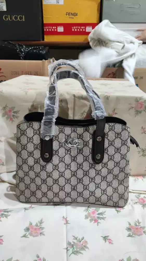 Tas branded wanita