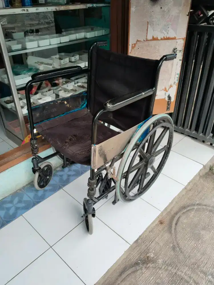 Jual kursi roda second kondisi seadanya