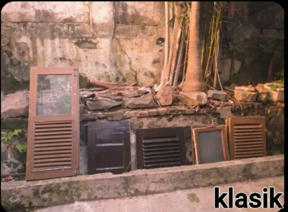 Jendela pintu ĺawas antik