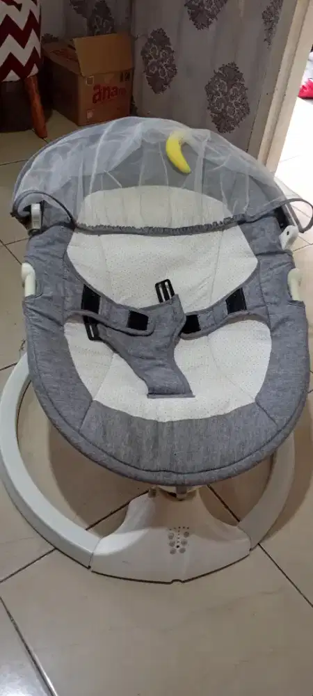 Bouncher bayi . Warna putih abu2