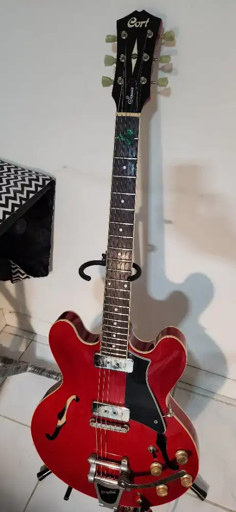 Gitar listrik cort cource bv semi hollow bigsby