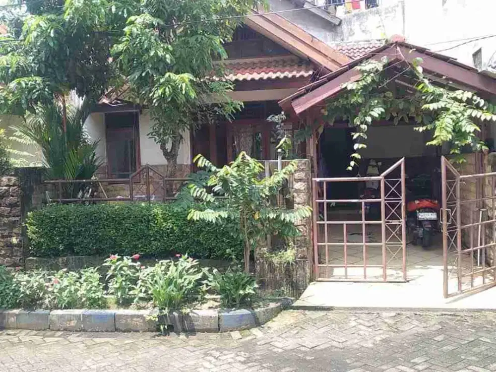 Jual Rumah 2 Lantai Bagus Strategis di Tangerang Selatan
