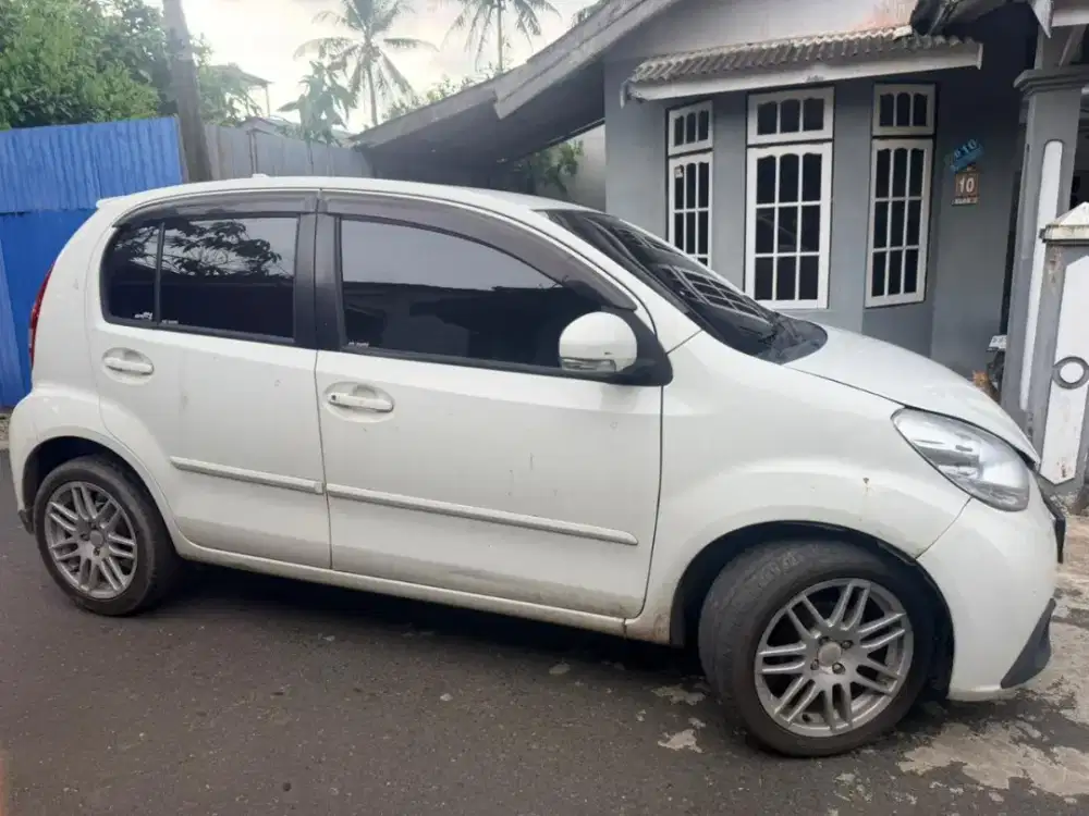 Daihatsu sirion deluxe AT 2012
