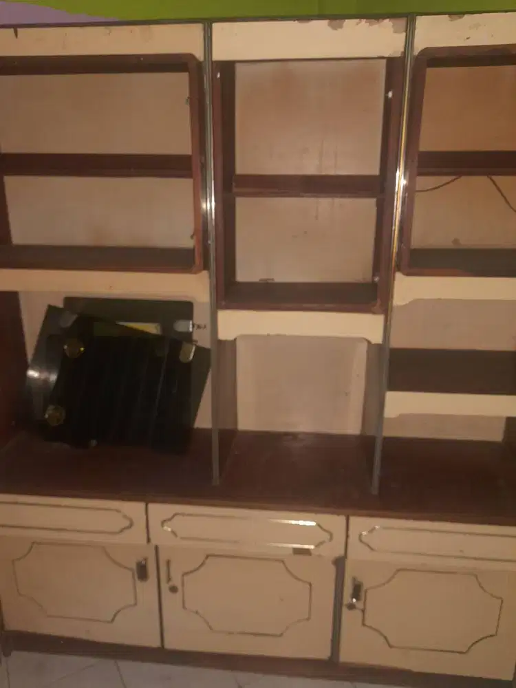 Lemari Pajangan Lama Ruang Tamu