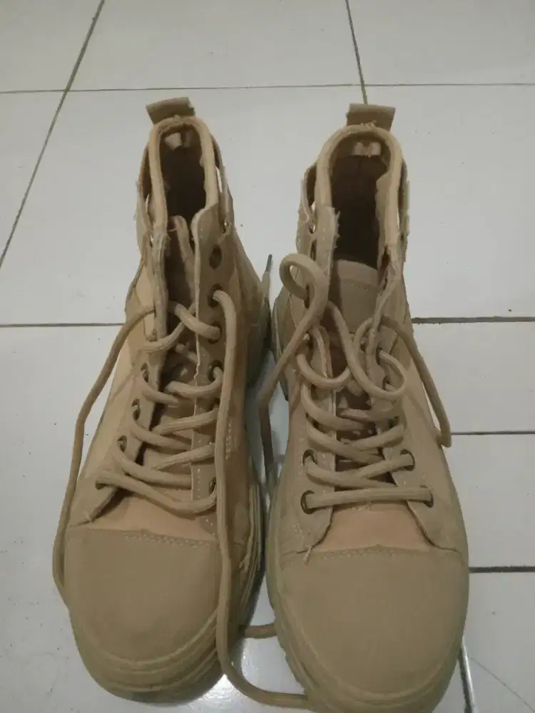 Sepatu bekas wanita
