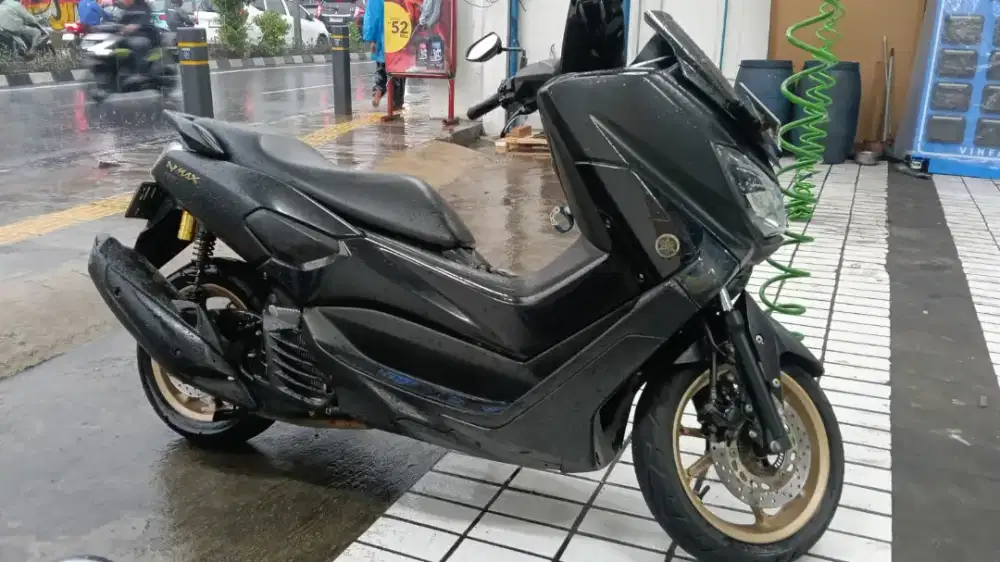 Nmax 2018 warna hitam