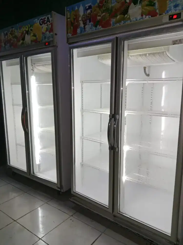 Showcase 2 pintu GEA