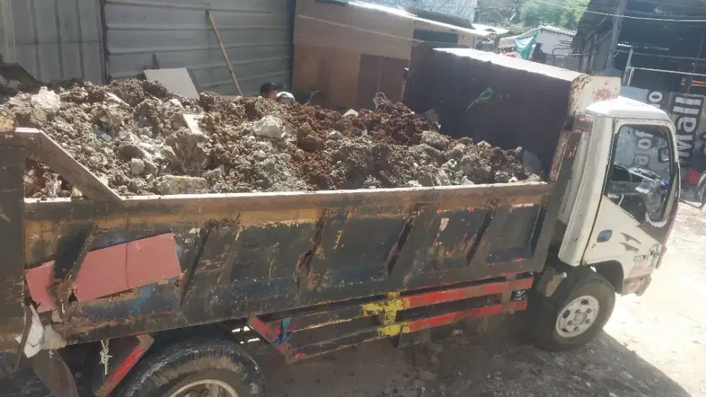 Buang sampah buang puing bongkaran