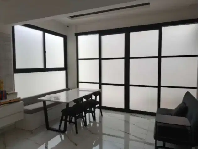 Sticker kaca film buram sandblast stiker sekat ruangan kaca film hotel