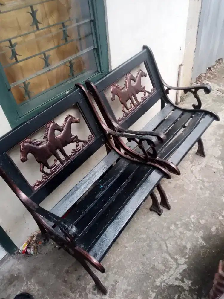 sepasang kursi teras