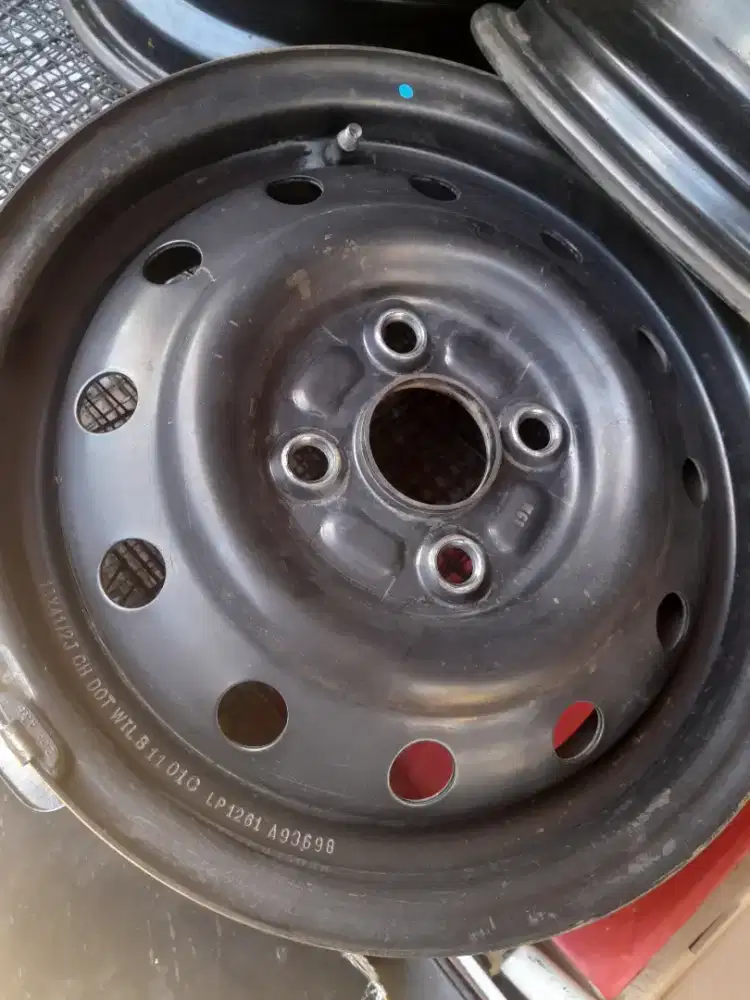 Sperpat jual velg mobil ada 3biji masih layak pakai