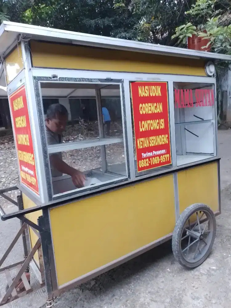 Gerobak bekas nasi uduk