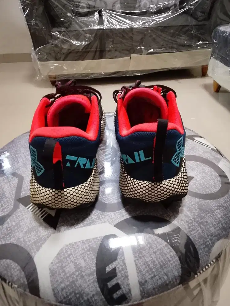 Sepatu UNDER ARMOUR HOVR