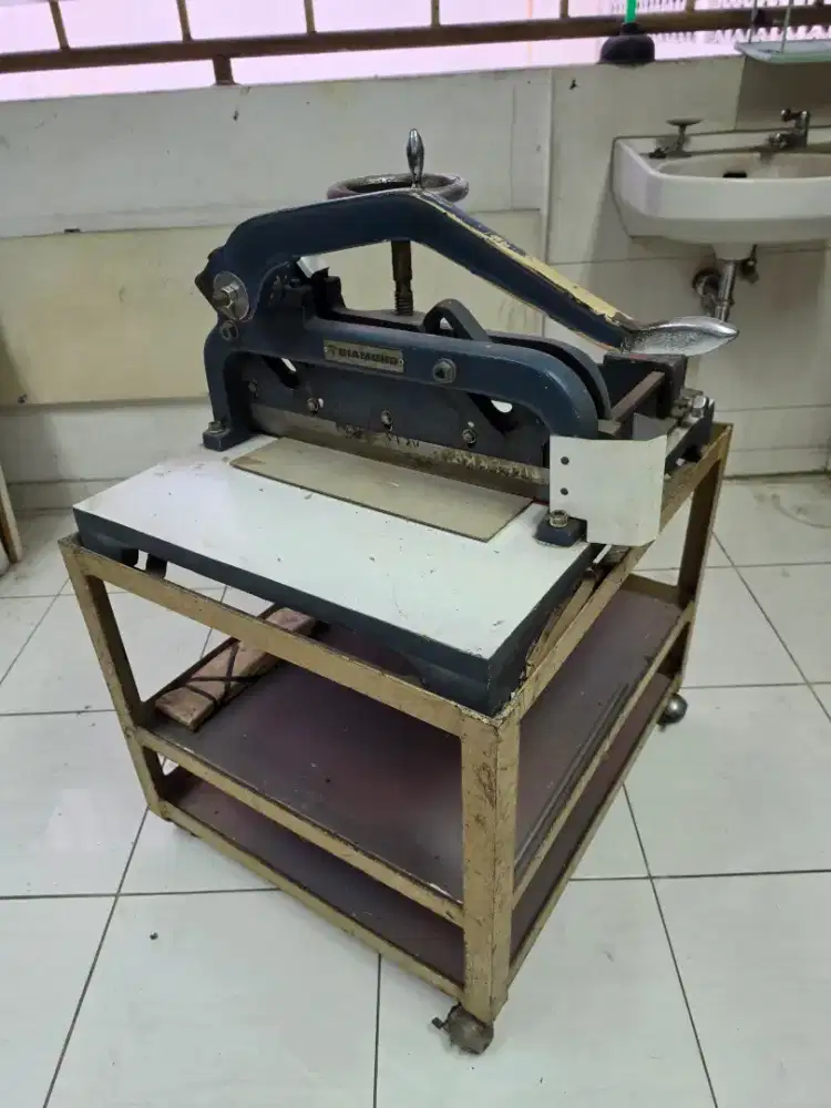 Mesin Potong Kertas merk DIAMOND