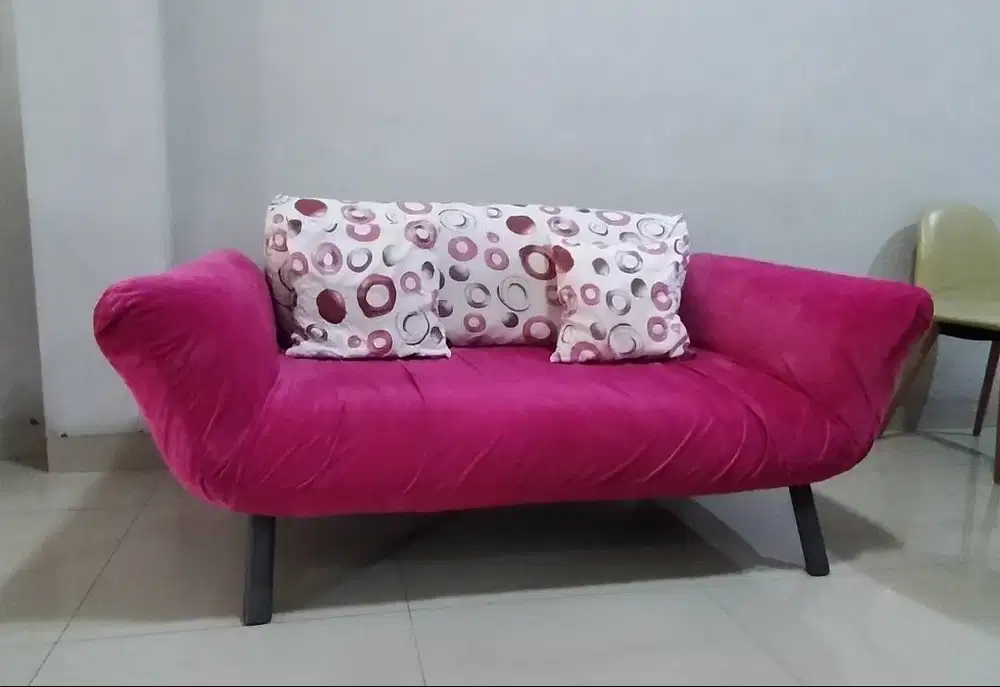 Sofabed Lipat Mitra10 2 Seat Bahan Lembut Warna Merah Fanta Bekas