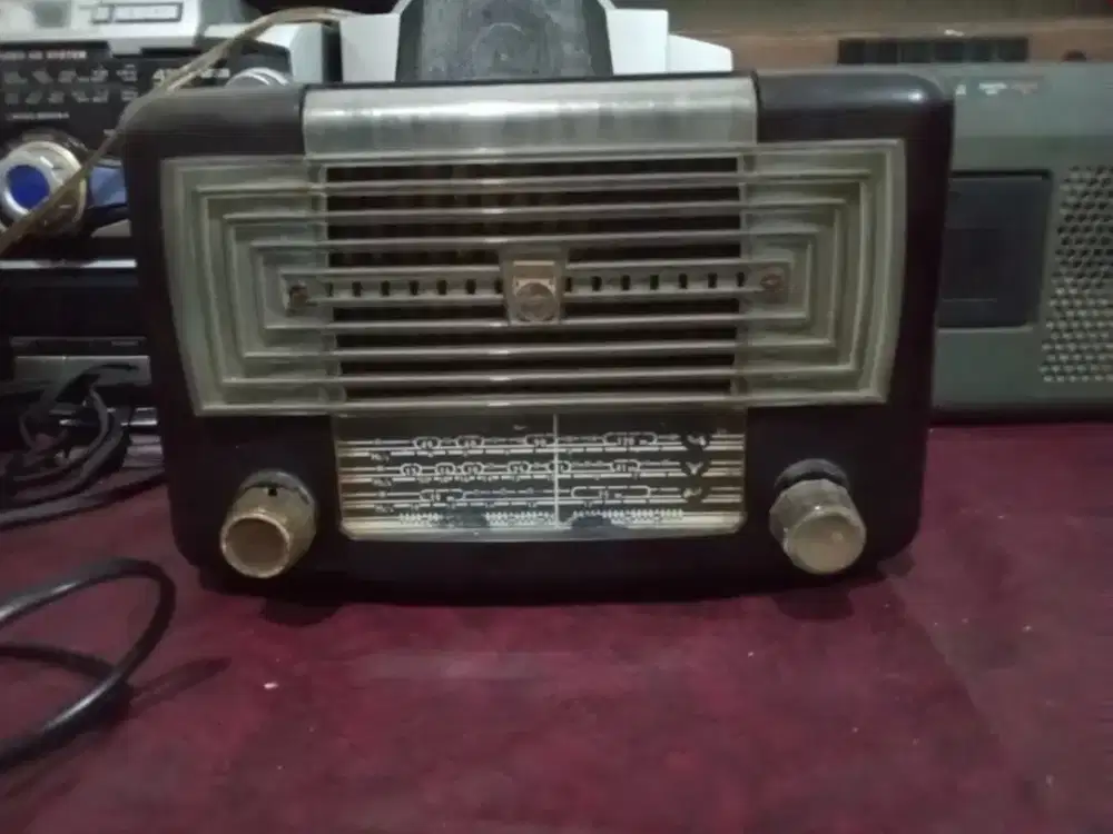 Radio tabung merk philip jadul