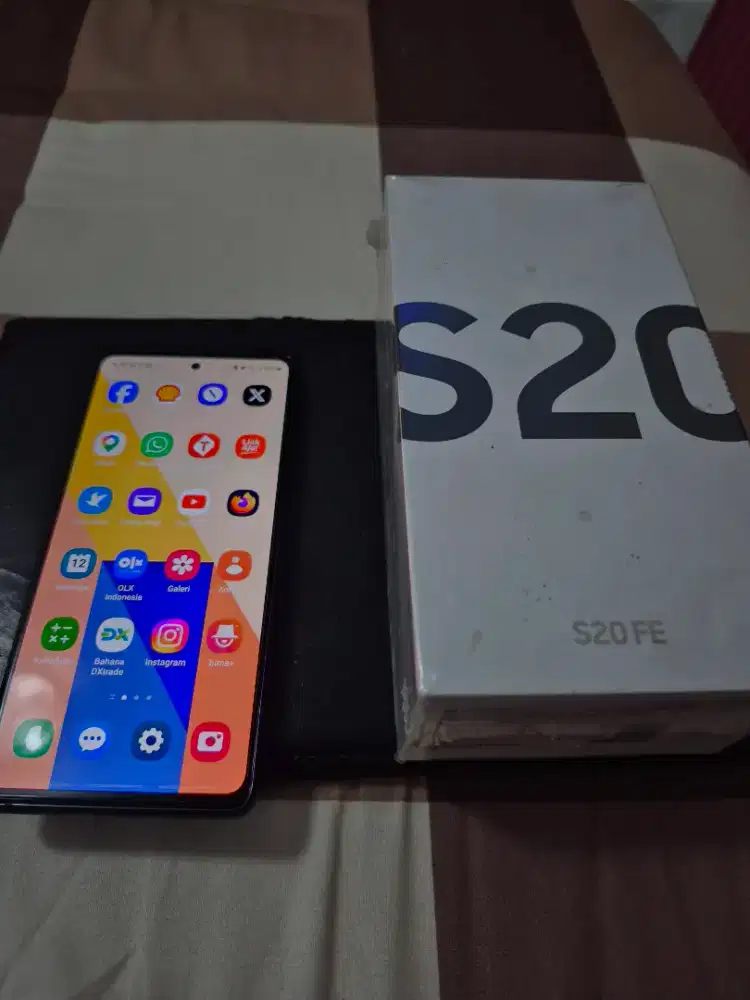 Samsung S20 FE 8/128 like new