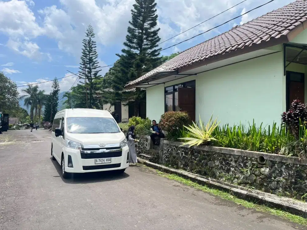 Rental mobil hiace premio luxury comutter dalam luar kota jakarta mura