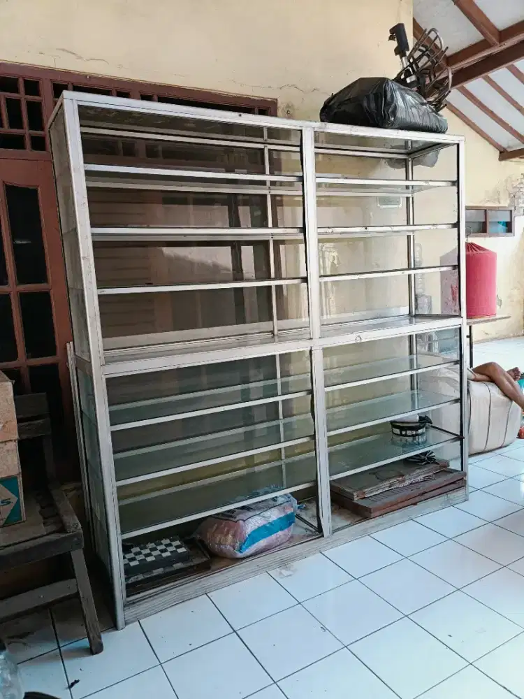 Dijual cepat etalase tinggi hampir 2m