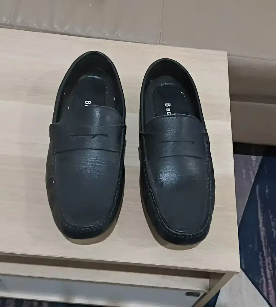 Sepatu pantofel pria