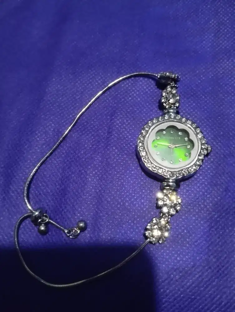 Jam tangan serut warna hijau