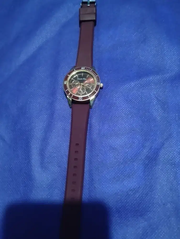 Jam tangan wanita warna merah