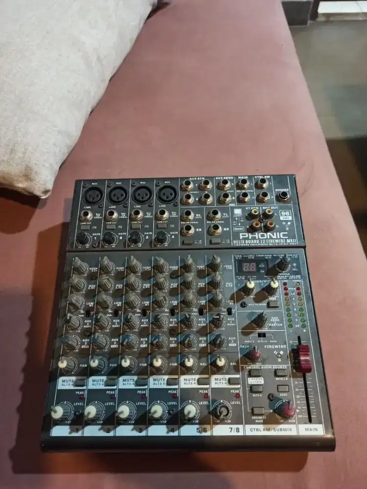 MIXER PHONIC HELIX BOARD 12