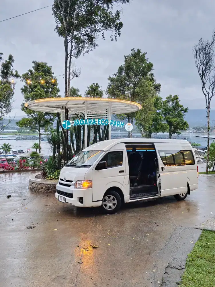 Sewa mobil Hiace commuter 14 seat uero 4
