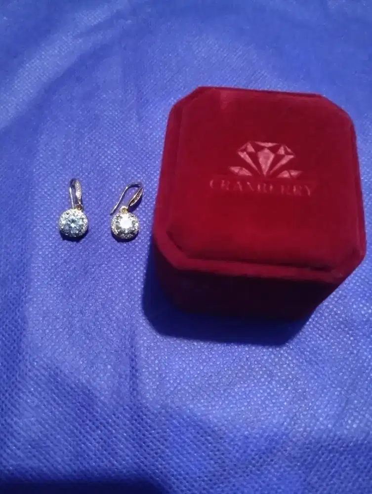 Anting wanita cranberry