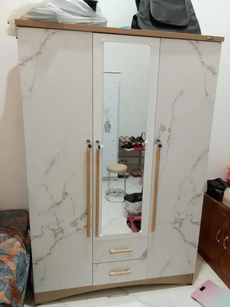 Dijual lemari 3 pintu