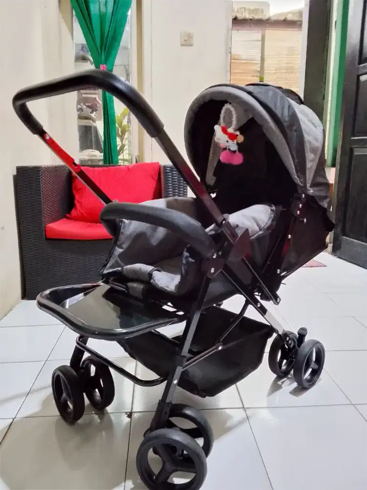 BEIGE STROLER 
Bayi kereta bisa 2 in 1, bisa lipat 2 arah kursi