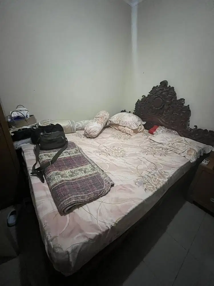 Tempat Tidur Kayu Jati